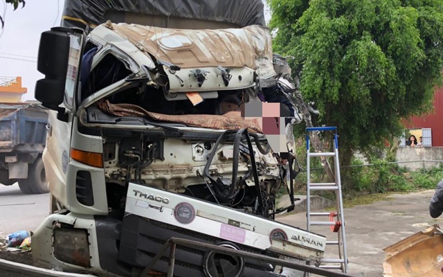 Nam Định: Hai xe tải đấu đầu, tài xế tử vong tại chỗ