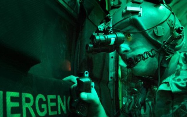 Quên kính hồng ngoại đi, quân đội Mỹ muốn binh lính có thể nhìn xuyên đêm nhờ một loại hạt nano đặc biệt tiêm vào mắt