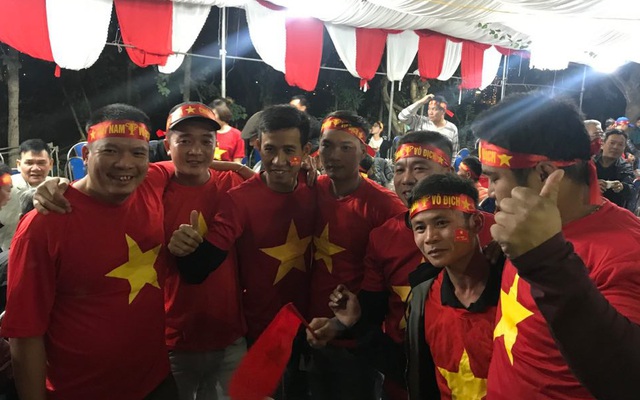 Từ nhà cầu thủ Văn Toản, ngàn CĐV xúc động mừng chiến thắng của  U22 Việt Nam