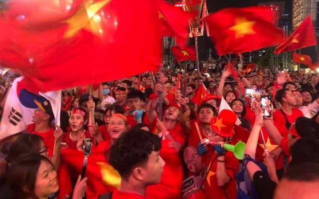 CĐV ôm nhau reo hò mừng bàn thắng của tuyển U22 Việt Nam
