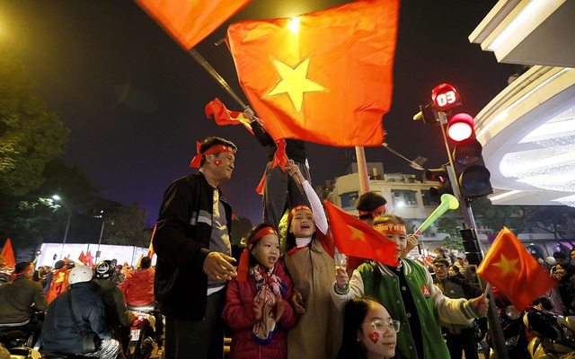 Báo thể thao hàng đầu nước Mỹ trầm trồ với cảnh fan Việt Nam ăn mừng tấm HCV SEA Games