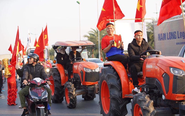 Người dân lái máy cày ra Nội Bài đón những người hùng SEA Games 30