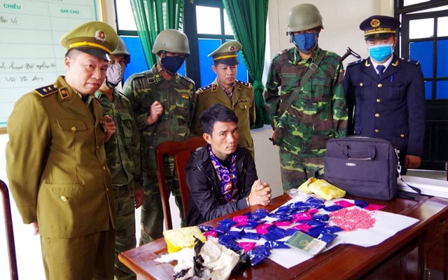 Nam thanh niên đi xe khách từ Lào về Nghệ An để giao gần 10.000 viên ma túy cho khách