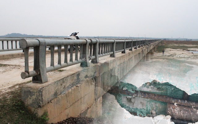 Tấm xốp "khổng lồ" lộ ra khỏi lớp bê tông mỏng của cây cầu hơn 7 tỷ đồng ở Hà Tĩnh