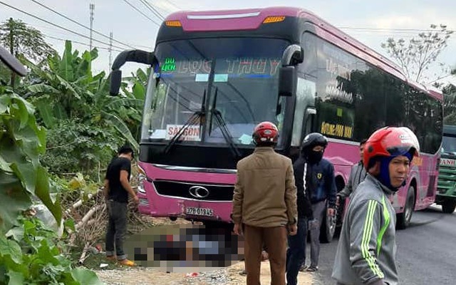 2 vợ chồng trẻ bị xe khách cuốn vào gầm thương vong trên đường đi mua quà sinh nhật cho con