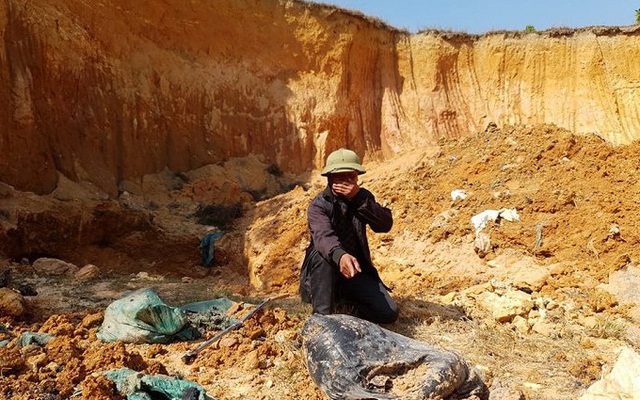 Chôn trộm chất thải nguy hại ở Sóc Sơn: Giám định mẫu chất thải rắn và mẫu nước
