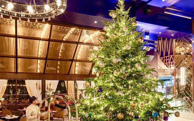 Khách sạn Tây Ban Nha chào Giáng sinh bằng cây thông đắt giá nhất thế giới