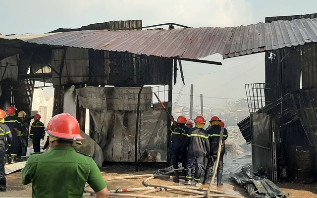 Cháy nhà tại Cần Thơ, 4 người nhảy sông thoát nạn