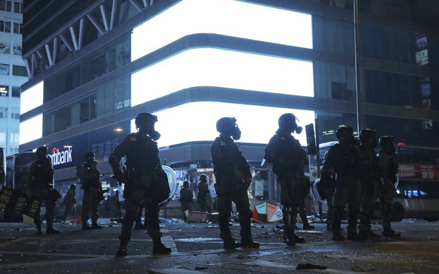 AP: Tội phạm tung hoành vì cảnh sát quá tải, tiểu thương Hồng Kông tự "hò nhau" đánh cướp