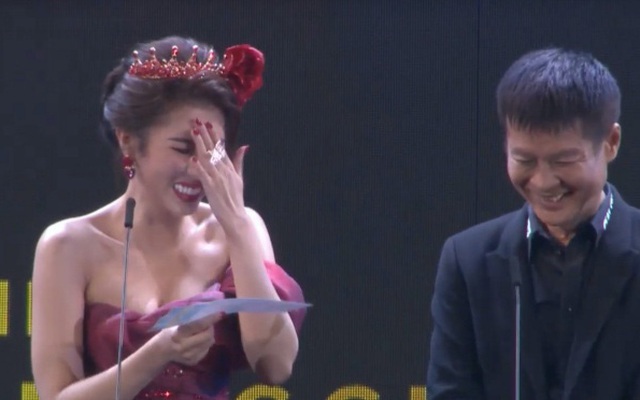 Hoa hậu Việt lấy tay che mặt, nói "chết rồi" khi đọc tên đạo diễn thành từ nhạy cảm trên sóng truyền hình