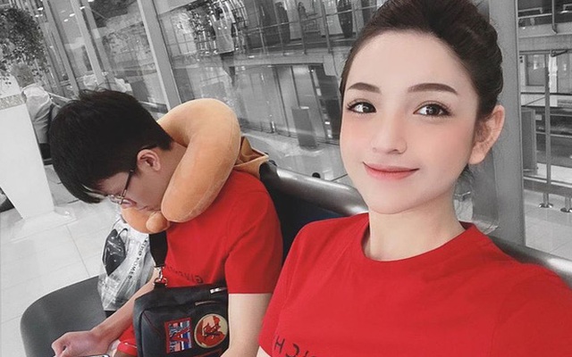 Thiếu gia Phan Hoàng và bạn gái nối lại tình xưa được một tháng, nhưng dân tình chú ý couple mặc đồ đôi đủ 30 ngày luôn thì phải?