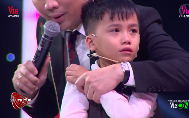 Siêu trí tuệ: Giọt nước mắt của cậu bé 7 tuổi ở câu hỏi cuối khiến cả trường quay lặng người