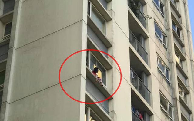 Giải cứu bé gái ngồi cheo leo trên ban công tầng 6 chung cư Ecopark, liên tục gào khóc gọi mẹ