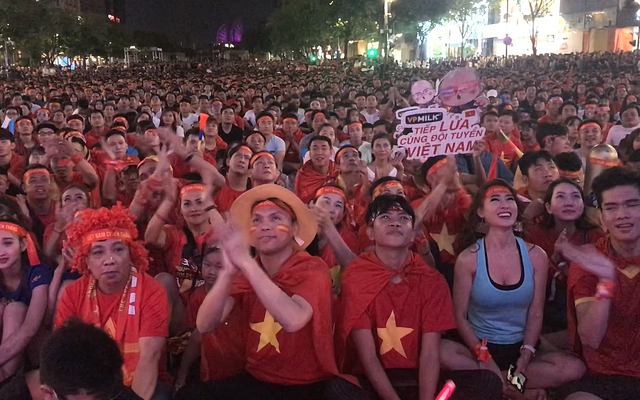 Người hâm mộ hò reo khắp phố đi bộ mừng 4 bàn thắng của tuyển Việt Nam vào lưới Campuchia