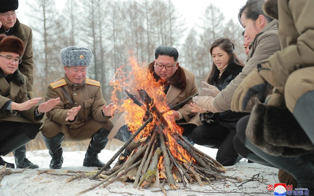 Ông Kim Jong Un hành động lãng mạn với phu nhân Ri Sol Ju, báo Hàn: Hoàn toàn khác thế hệ trước!