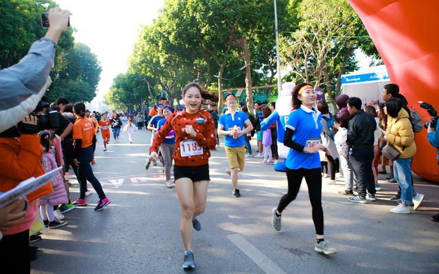 Diễn viên Lan Phương và nhiều nghệ sĩ nổi tiếng miền Bắc tham gia chạy từ thiện