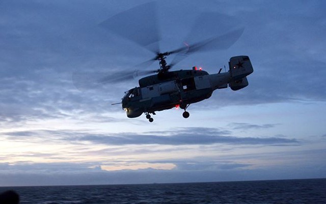 ‘Lão tướng’ săn ngầm Ka-27 đáp xuống tàu chiến trong thời tiết xấu