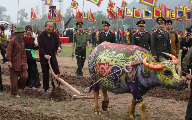 Phó Thủ tướng mặc áo nâu xuống ruộng dắt trâu đi cày ở lễ hội Tịch Điền