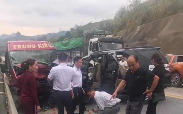 Xe khách đấu đầu xe 7 chỗ trên cao tốc Nội Bài - Lào Cai khiến 9 người bị thương