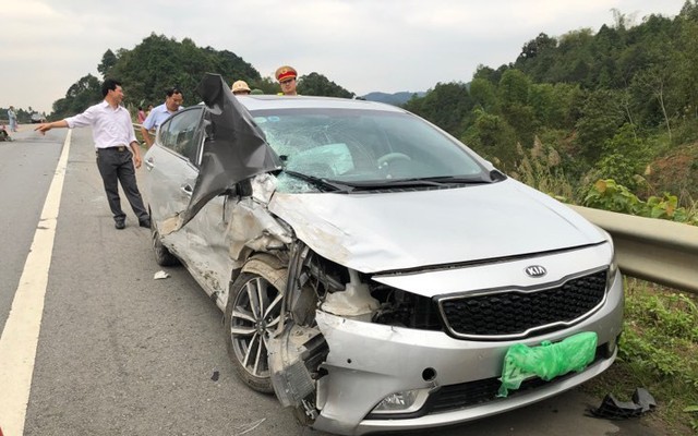 Hai ô tô đâm nhau nát đầu trên cao tốc Nội Bài - Lào Cai