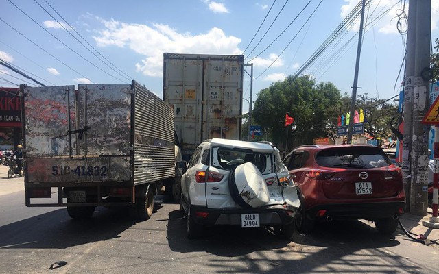 Xe Mazda CX5 tông hàng loạt ô tô, xe máy, 2 vợ chồng bị thương, nhiều người kêu cứu giữa đường