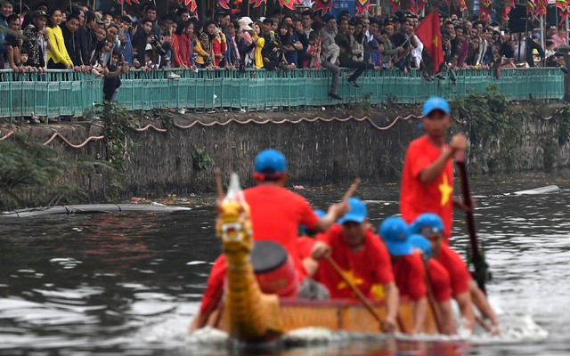 Hàng nghìn người chen chân chật kín mép hồ Tây xem đua thuyền rồng