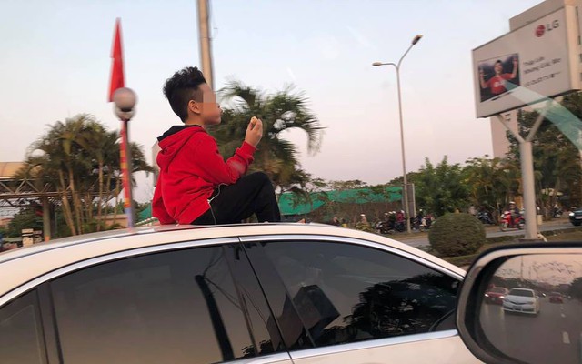 Đứa bé ngồi vắt vẻo trên nóc ô tô khiến nhiều ông bố bà mẹ sợ hãi, chỉ trích