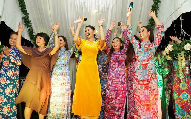 Hoa hậu Phương Khánh trổ tài ca hát khi về quê ăn Tết