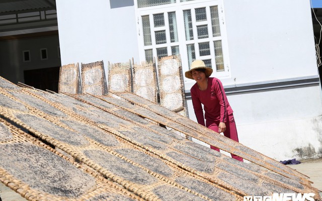 Làng nghề làm bánh tráng ở Bình Định rộn rã những ngày cuối năm