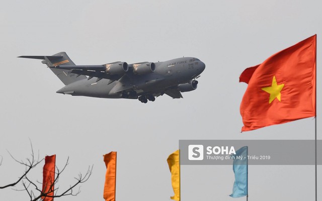 Vận tải cơ C-17 thứ ba đáp xuống Nội Bài, tiếp tục chuyển phương tiện phục vụ ông Trump