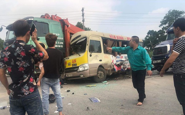Hà Nội: Tai nạn liên hoàn giữa 3 ô tô và 1 xe máy khiến 2 người tử vong