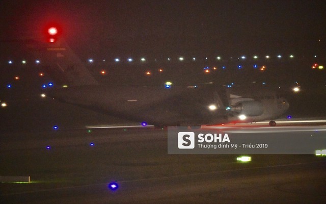 "Ngựa thồ" C-17 của Không quân Mỹ hạ cánh xuống sân bay Nội Bài lúc chập tối