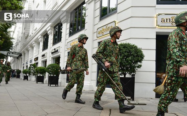 Công binh dò mìn tại các khách sạn lớn ở Hà Nội