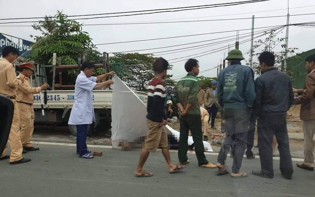 Tông vào xe tải đỗ bên đường, 3 cha con thương vong