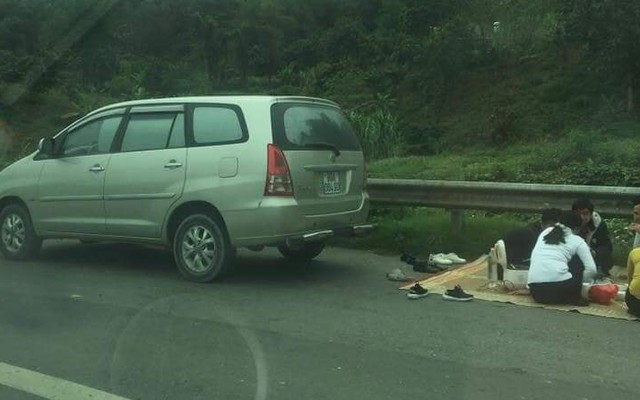 Nhóm người mang nồi cơm điện, bát đũa, trải chiếu ngồi trên cao tốc để... "đùa giỡn tử thần"