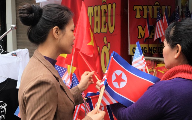 Người dân chen lấn mua cờ Mỹ, Triều Tiên, tiểu thương tranh thủ "hốt bạc"