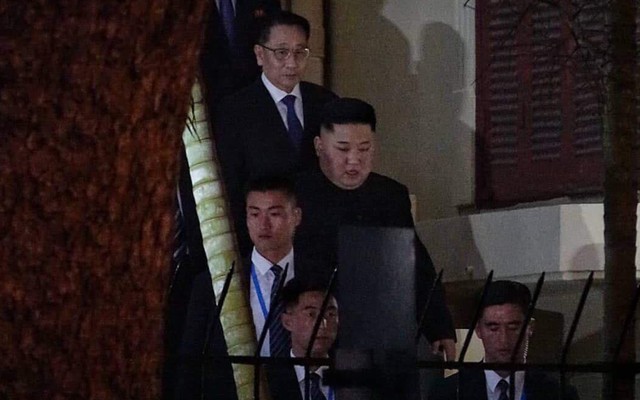 [ẢNH] Chủ tịch Kim Jong Un thăm Đại sứ quán Triều Tiên trong ngày đầu tiên đến Hà Nội