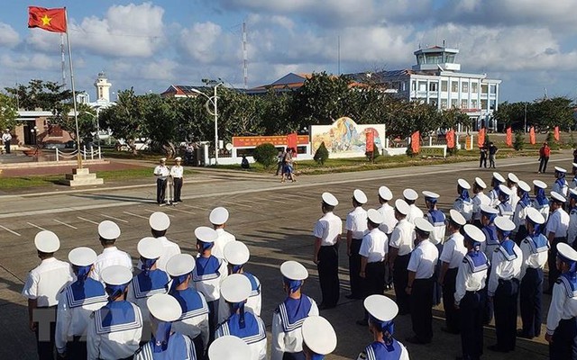 Linh thiêng lễ Chào cờ của quân dân trên đảo Trường Sa