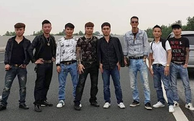 Xác minh nhóm của Khá "bảnh" dàn hàng ngang chụp ảnh trên cao tốc Hà Nội - Hải Phòng