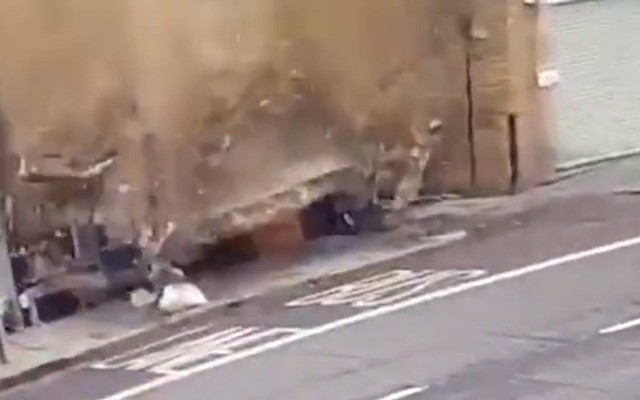 Video: Hú hồn sập mái nhà khi vừa đi qua, thoát chết trong gang tấc