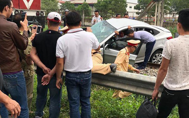 Tàu đâm ô tô khiến 5 người thương vong: Các nạn nhân đều có quan hệ họ hàng