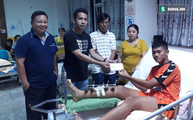 Hồng Duy đại diện ĐT Việt Nam tặng món quà ý nghĩa cho cầu thủ U19 Đà Nẵng bị gãy chân