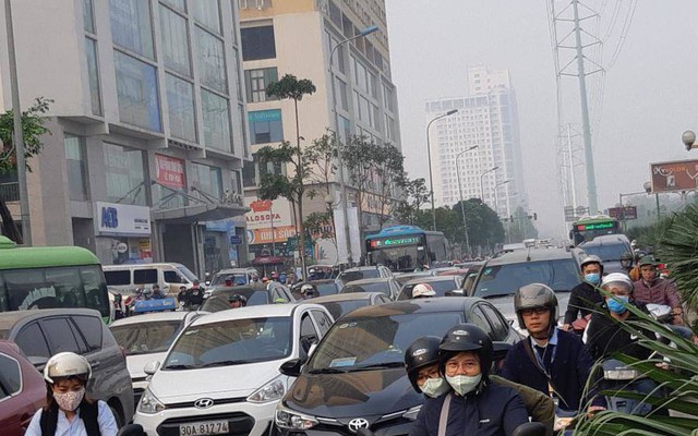 Buýt BRT bị "bủa vây" bởi phương tiện cá nhân trên đường dự kiến cấm xe máy