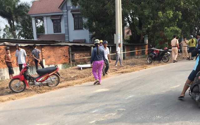 Phát hiện người phụ nữ tử vong bên cạnh xe máy, ở gần đường lớn đông dân cư