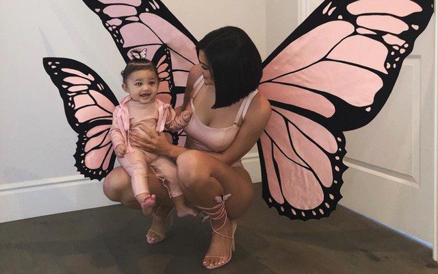 Mặc đồ đôi chất như mẹ con Kylie Jenner: Quá sang chảnh, toàn hàng hiệu, thần thái đỉnh từ mẹ đến con