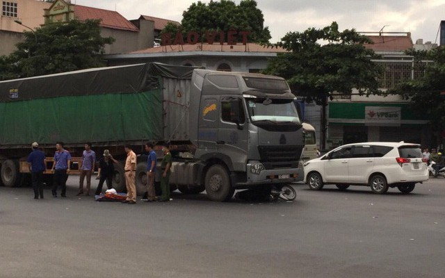 Xe tải đâm vào xe đầu kéo trên cao tốc, 2 người chết tại chỗ