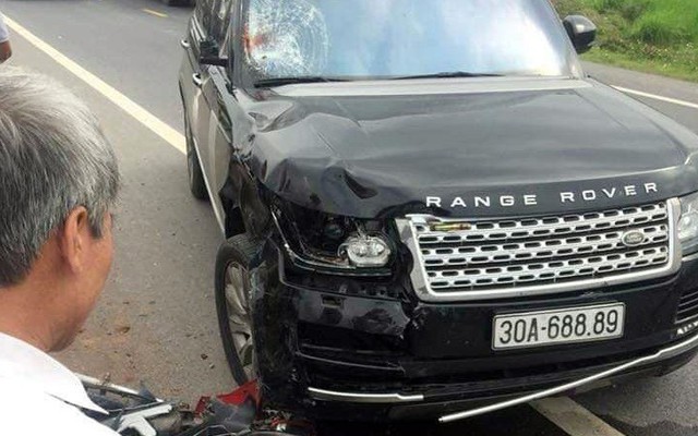 Xe sang Range Rover tông hai vợ chồng đi xe máy thương vong ở Hưng Yên