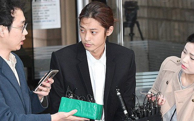 Jung Joon Young trình diện thẩm vấn trước khi bị bắt: Bật khóc nhưng lại là cảnh cầm giấy xin lỗi quen thuộc