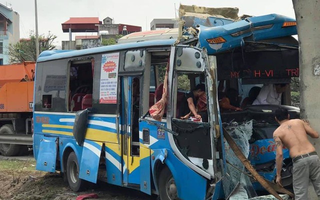 Hải Dương: Xe khách đang lưu thông đâm vào trụ cầu, 11 người bị thương