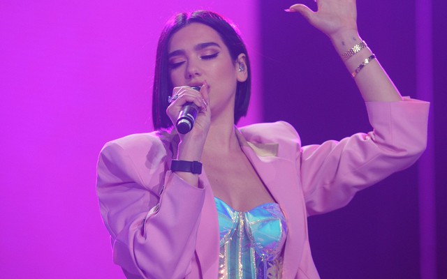 Dua Lipa chơi trội, "hát chay" bùng nổ cả sân khấu Indonesia